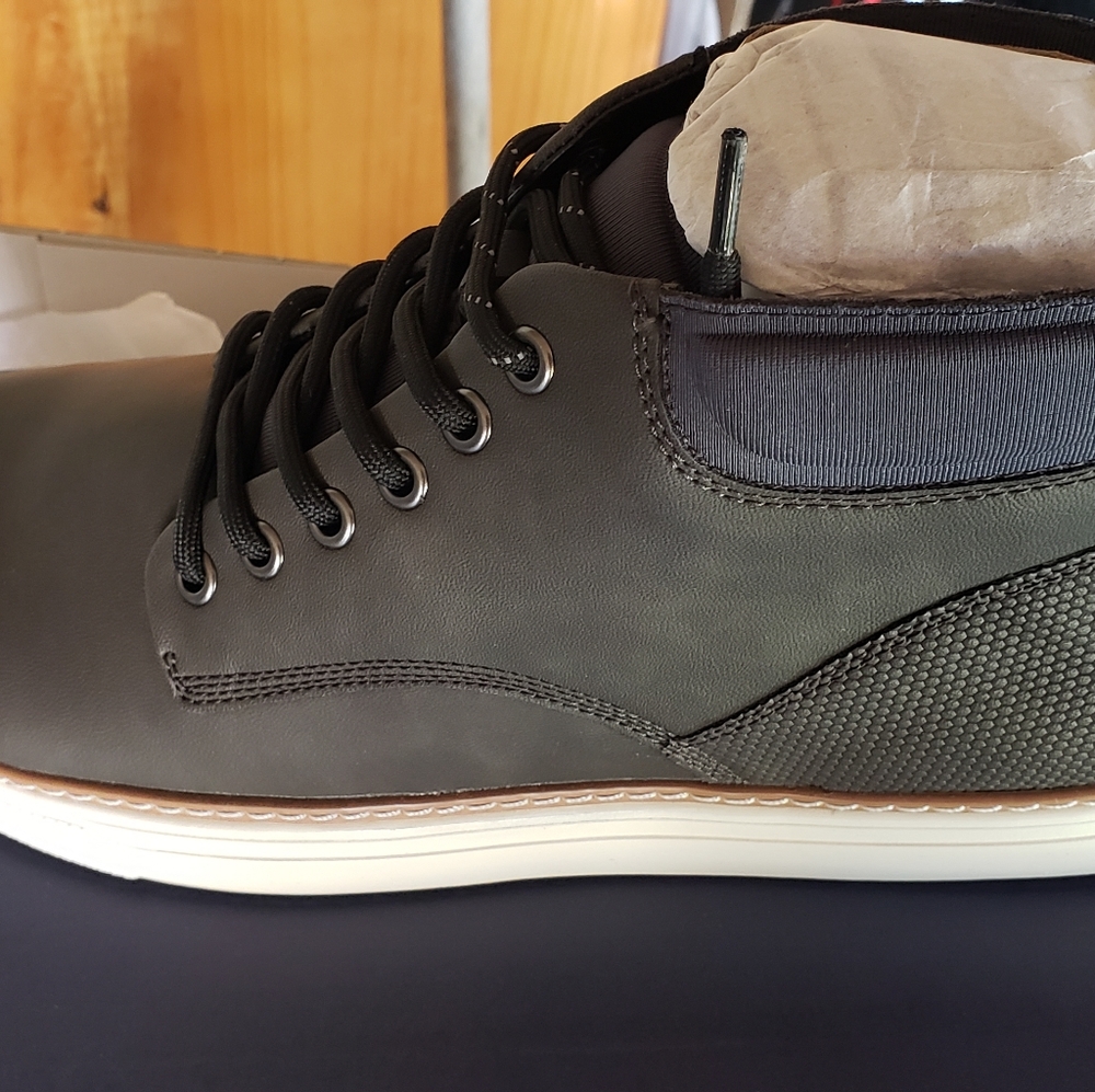 Sneaker boots